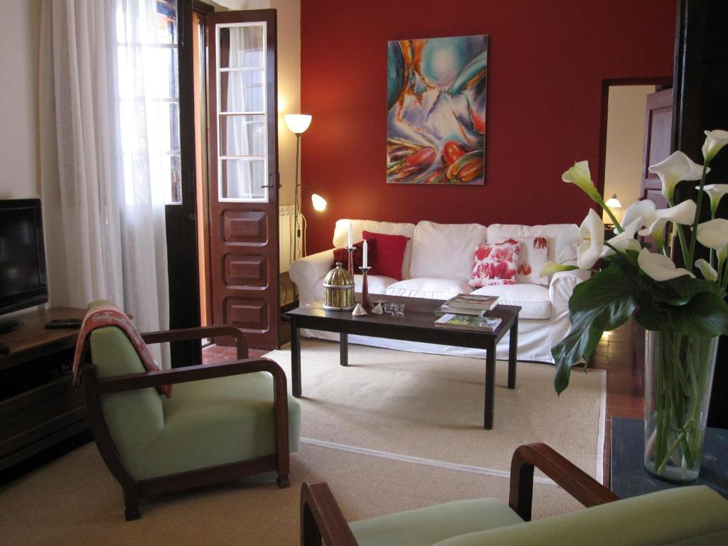 een woonkamer met een witte bank en een salontafel bij Vivelorural casa El Gargujo con piscina in Santa Brígida