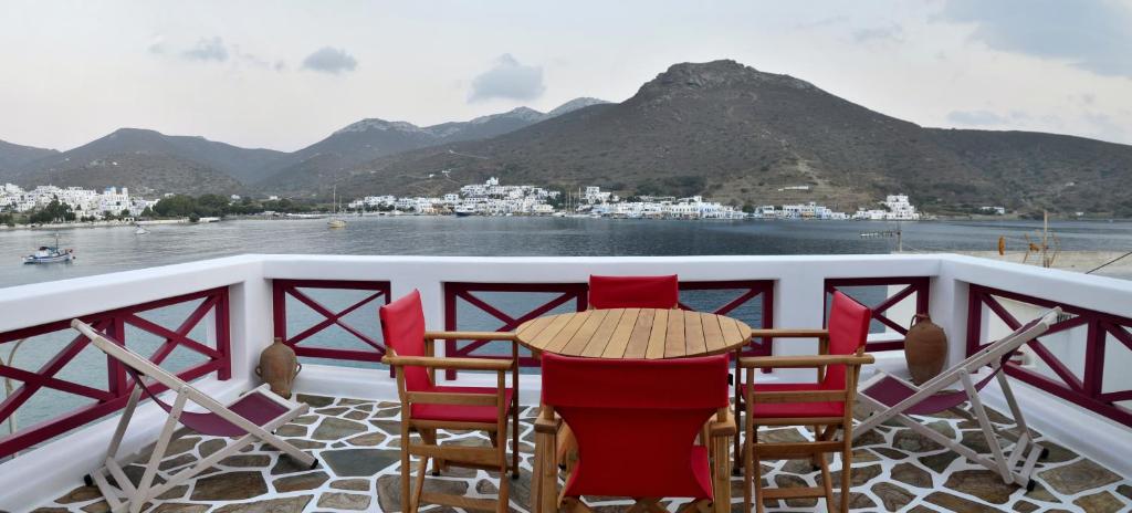 een tafel en stoelen op het dek van een boot bij Nicolas House in Rakhídhion