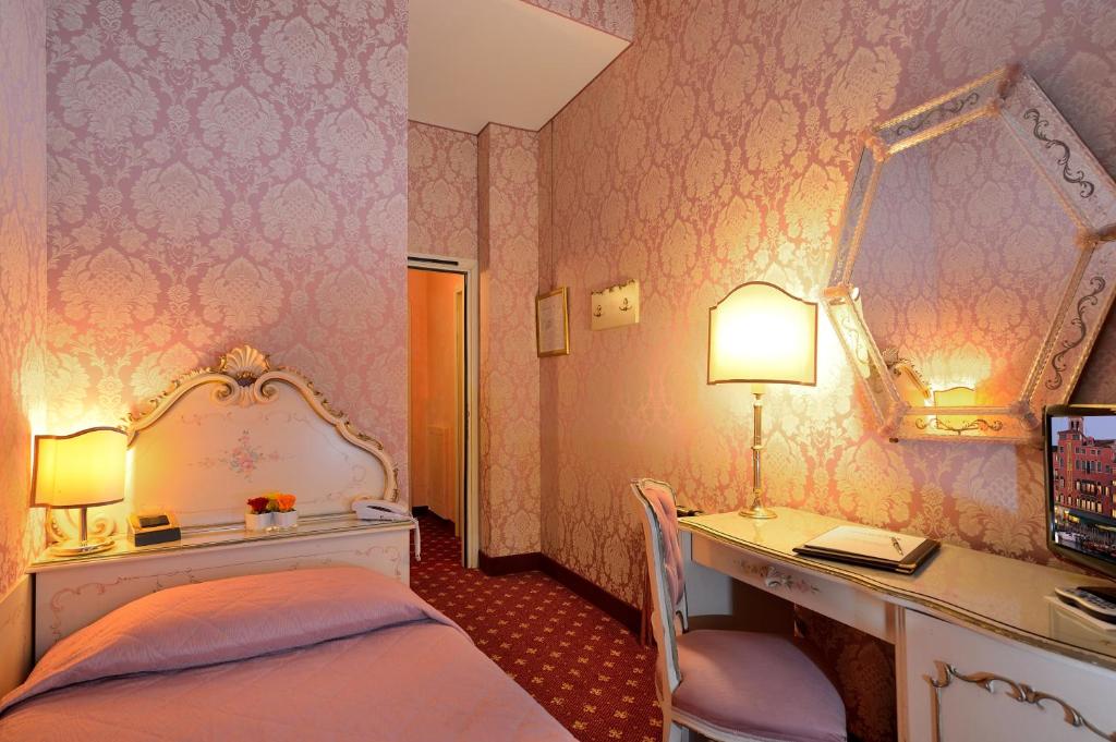 Postel nebo postele na pokoji v ubytování Hotel Rialto