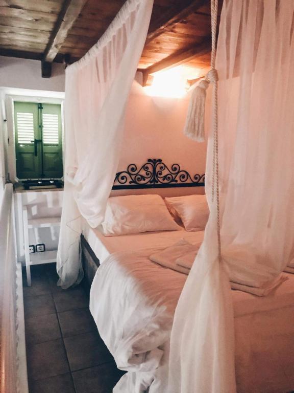 Postel nebo postele na pokoji v ubytování Matsas Mansions