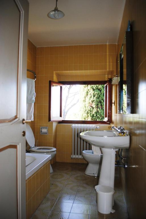 Łazienka w obiekcie "Alle Montanine" Villa Poggio