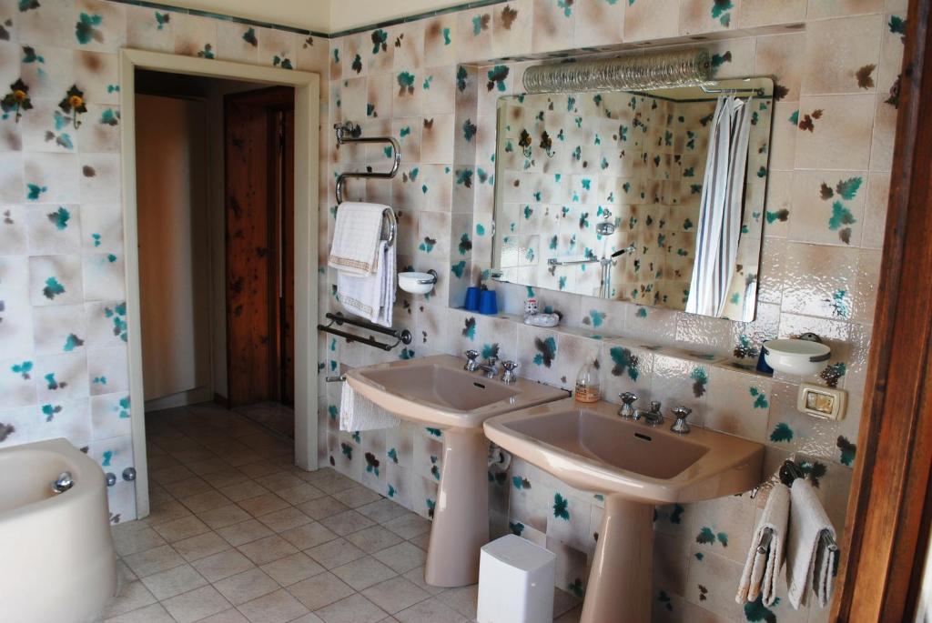 Łazienka w obiekcie "Alle Montanine" Villa Poggio