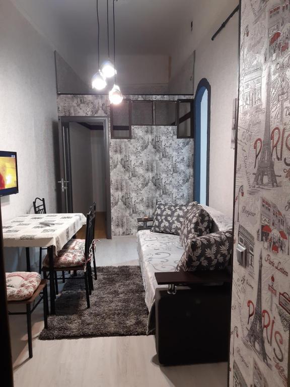 un soggiorno con tavolo e divano di Квартира студія подобово 1 a Lviv