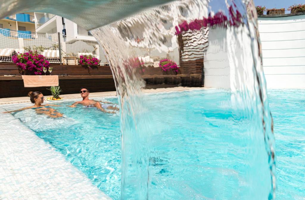 Bazén v ubytování Novecento Suite Hotel nebo v jeho okolí