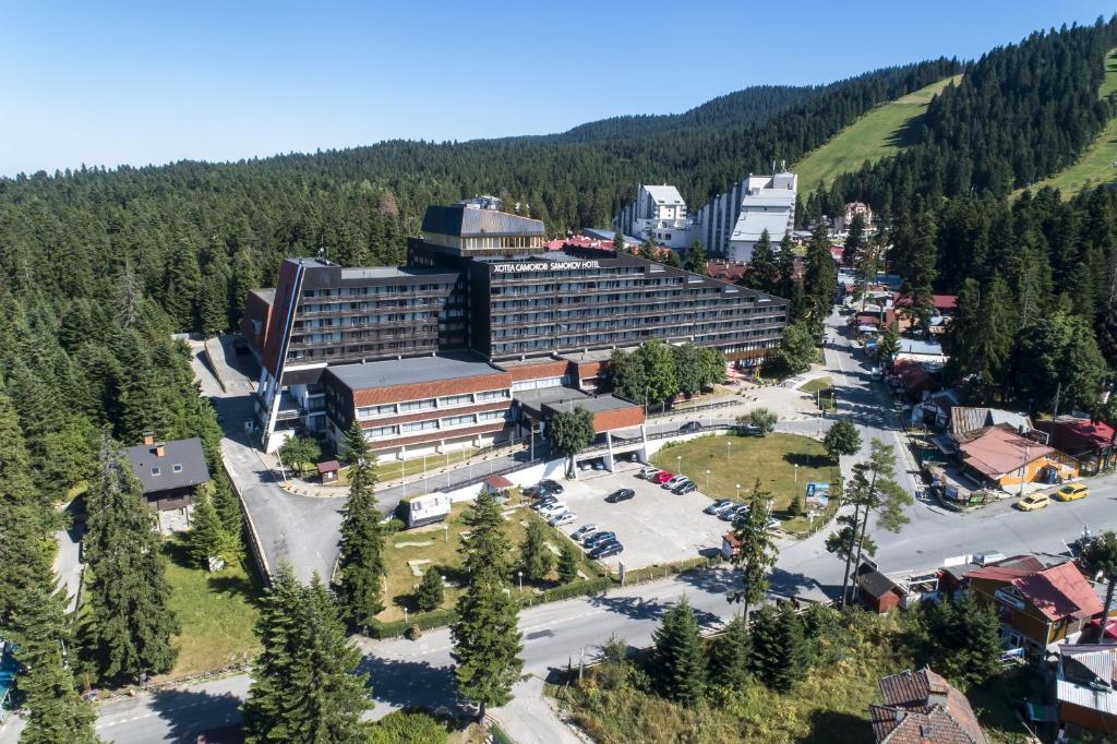 una vista aérea de un hotel con aparcamiento en Hotel Samokov, en Borovets