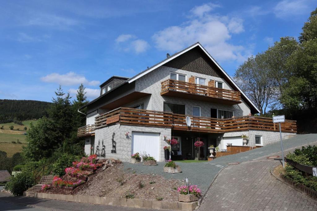 een huis met een balkon aan de zijkant bij Gretel von Birne in Winterberg