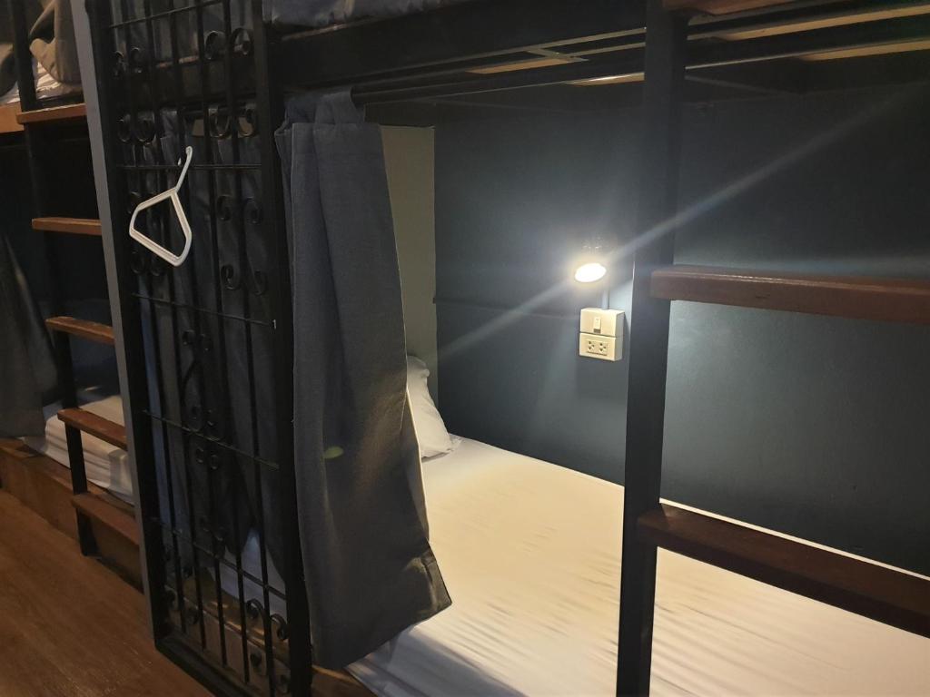 Postel nebo postele na pokoji v ubytování Silom Space Hostel