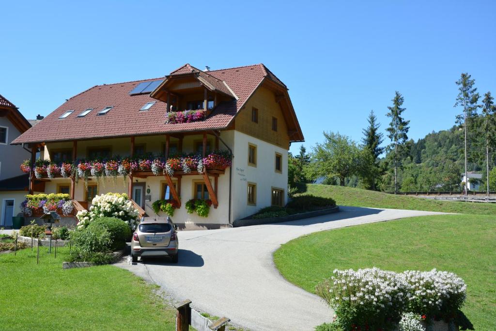 uma casa com um carro estacionado em frente em Haus Ingrid em Sankt Georgen ob Murau