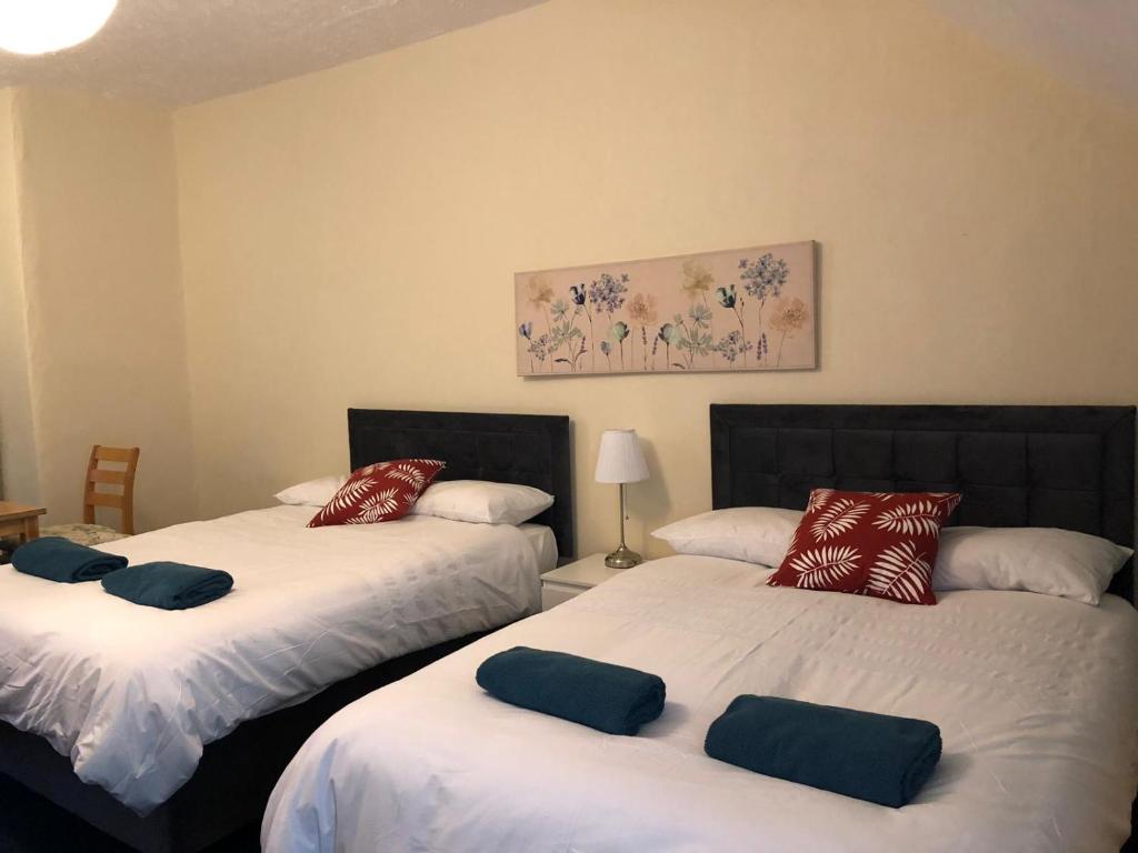 Postel nebo postele na pokoji v ubytování Regency GuestHouse Manchester North