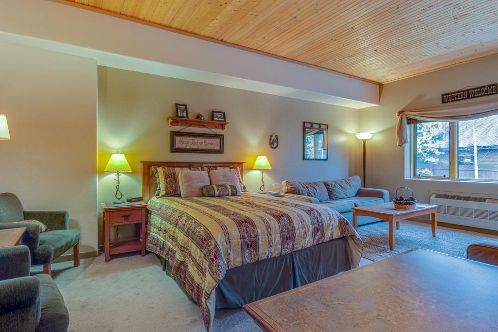 a bedroom with a bed and a couch and a table at Gateway Studio Getaway in Keystone
