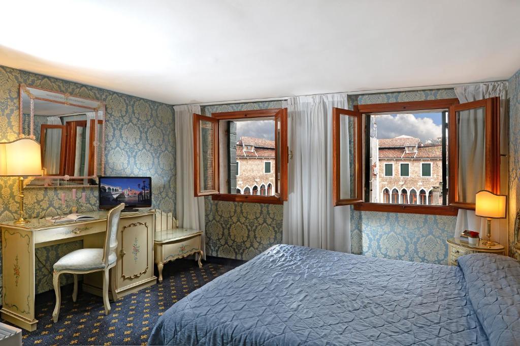 Postel nebo postele na pokoji v ubytování Hotel Rialto