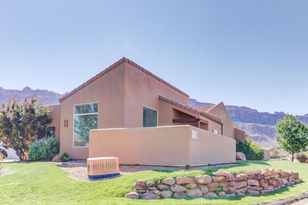 摩押Rim Village M1的沙漠中的家,以山为背景