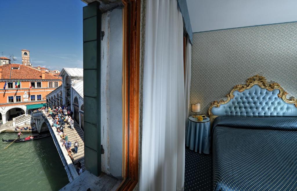 Výhled na řeku, která protéká v blízkosti hotelu