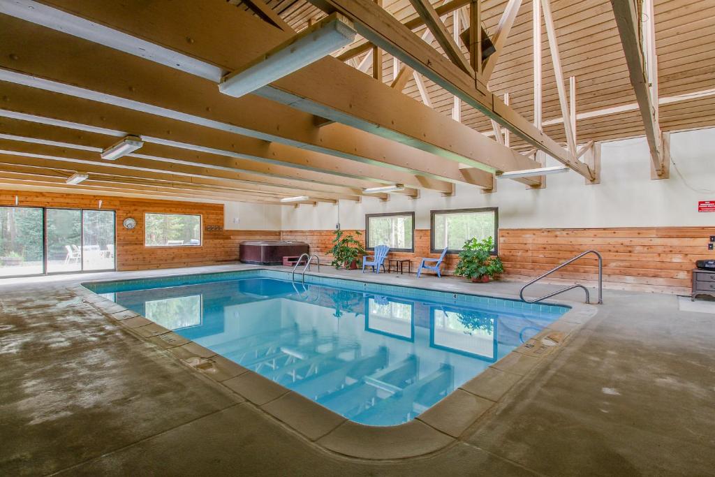 The swimming pool at or close to Ski and Racquet Club Condo