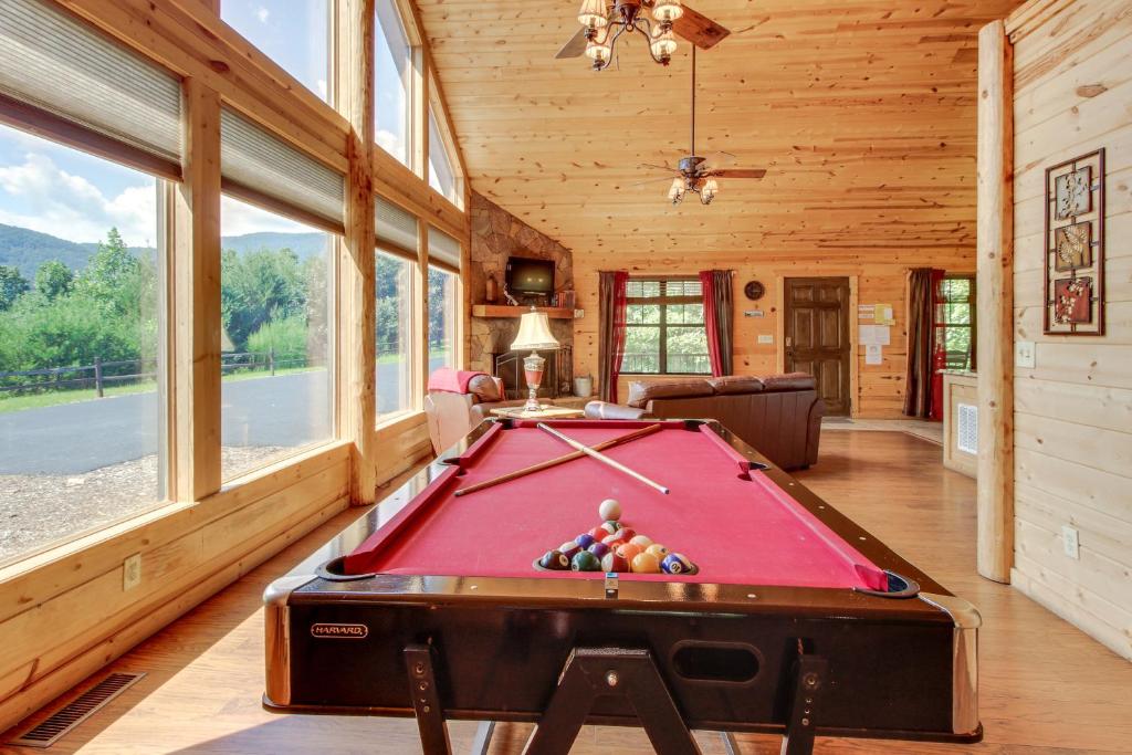 una habitación con mesa de billar en una casa en Rustic Charm, en Sautee Nacoochee