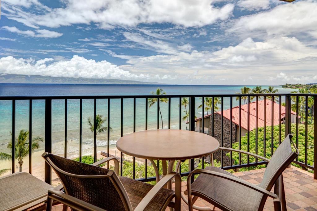 d'un balcon avec une table et des chaises donnant sur l'océan. dans l'établissement Kaanapali Shores 806, à Kaanapali