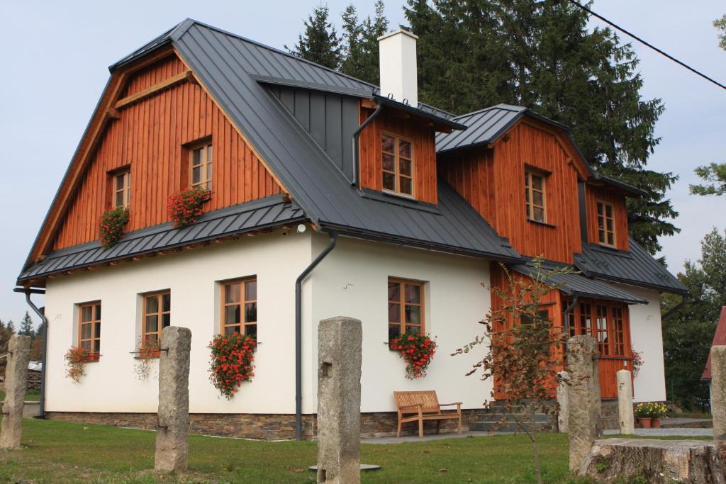 レイヴィースにあるHorský apartmán Zvoničkaの白い屋根の家