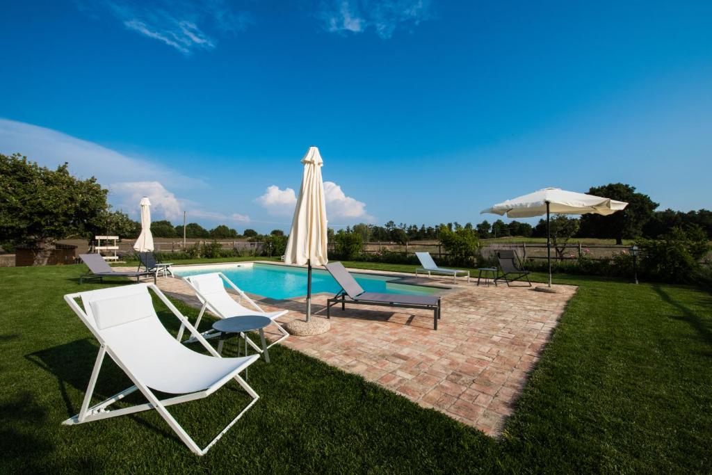 Bazén v ubytování AGRITURISMO LA GHIGA nebo v jeho okolí