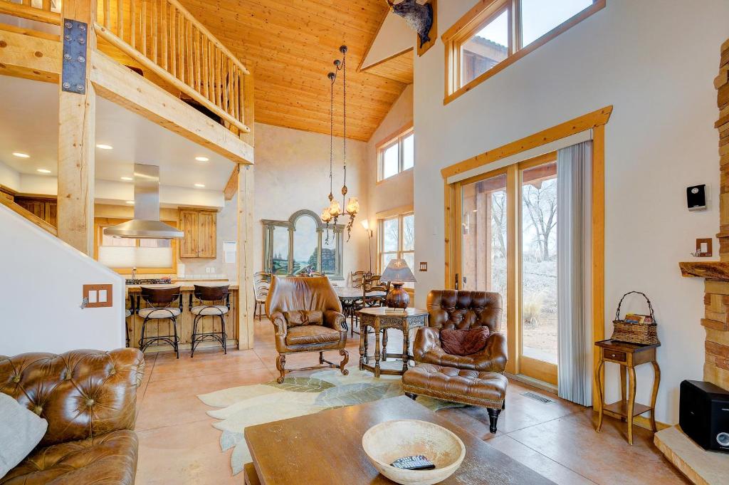 una sala de estar con un sofá y una mesa en Coyote Run 9, en Moab