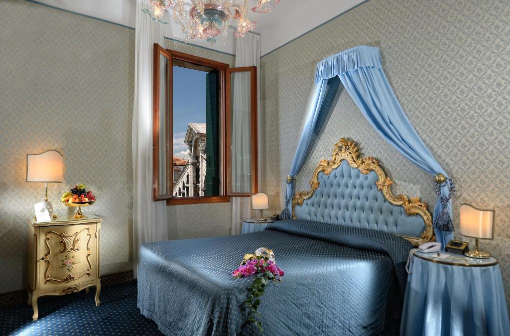 Postel nebo postele na pokoji v ubytování Hotel Rialto