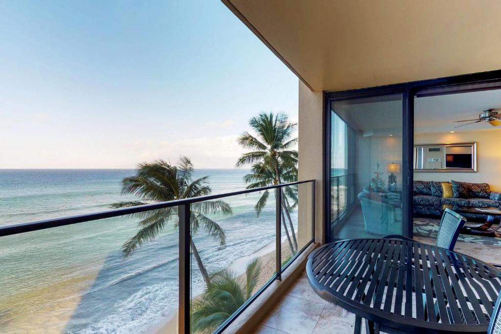 un balcon avec une table et une vue sur l'océan dans l'établissement Mahana at Kaanapali 618, à Kaanapali