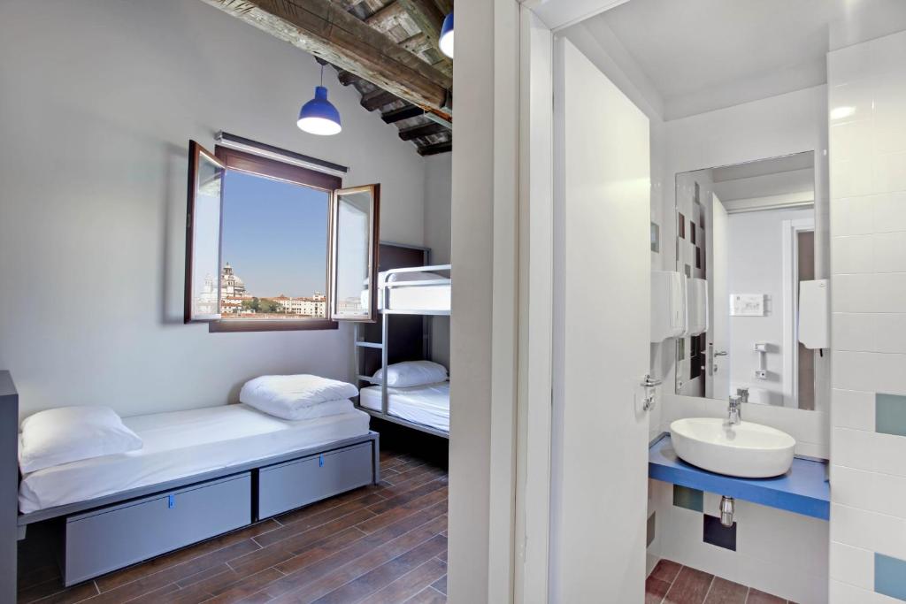 Generator Venice - Basic Triple Room With Shared Bathroom