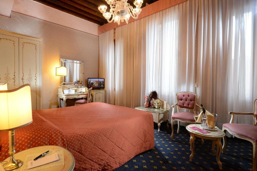 Postel nebo postele na pokoji v ubytování Hotel Rialto