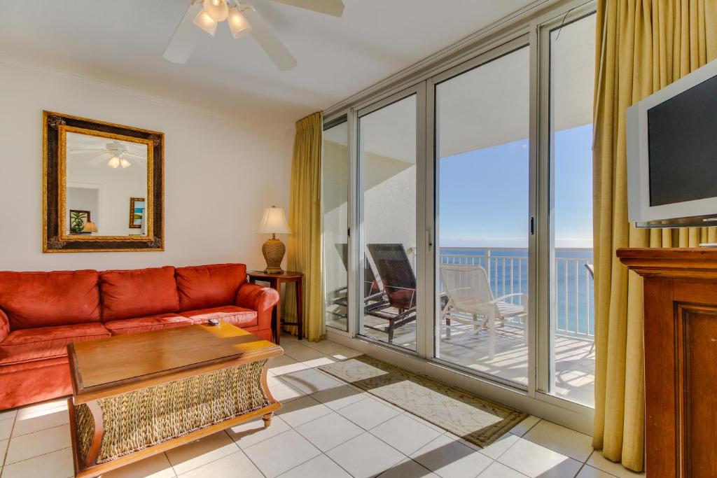 パナマ・シティ・ビーチにあるEmerald Beach 2330のソファとテレビのあるリビングルーム