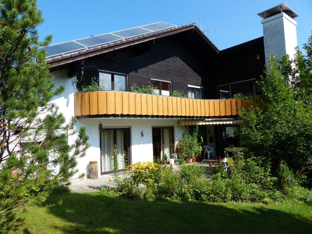 una casa con un panel solar encima en Ferienwohnung Allgäuer Bergwelt, en Immenstadt im Allgäu