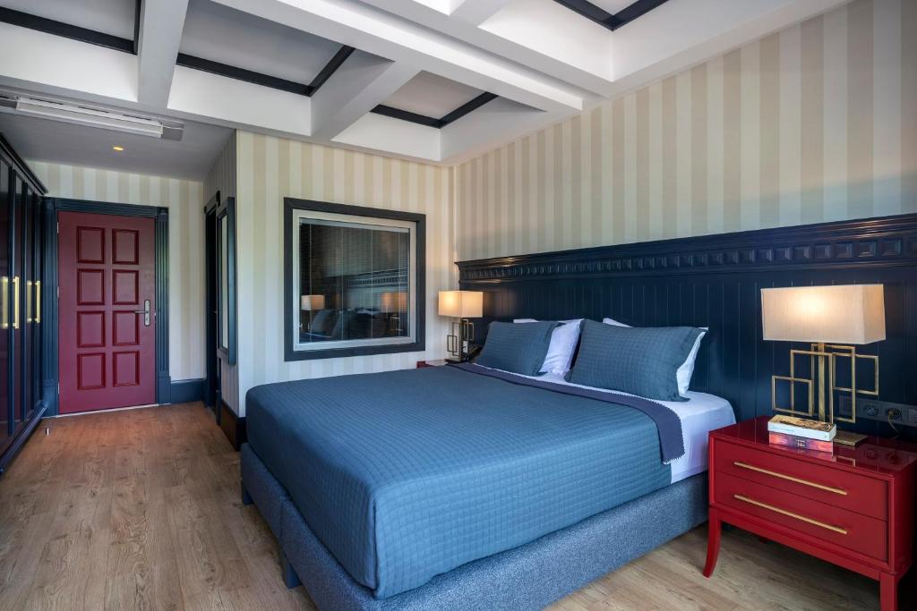 A bed or beds in a room at Hotel Marina Bay Göcek