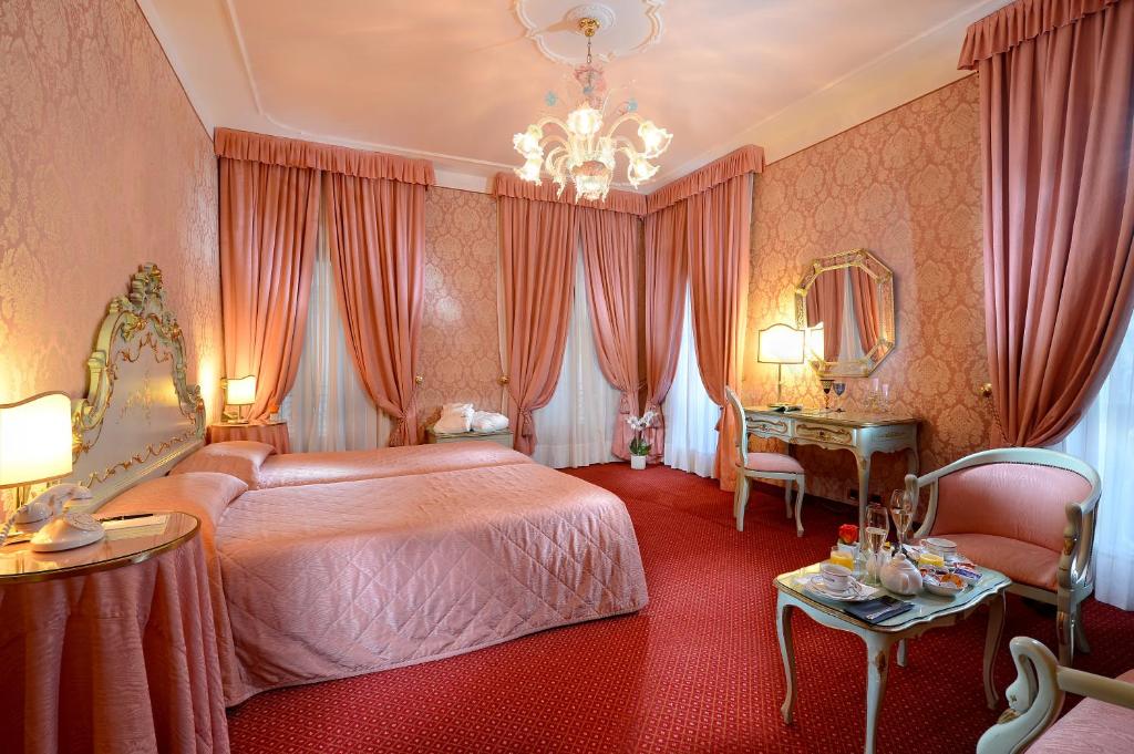 Postel nebo postele na pokoji v ubytování Hotel Rialto