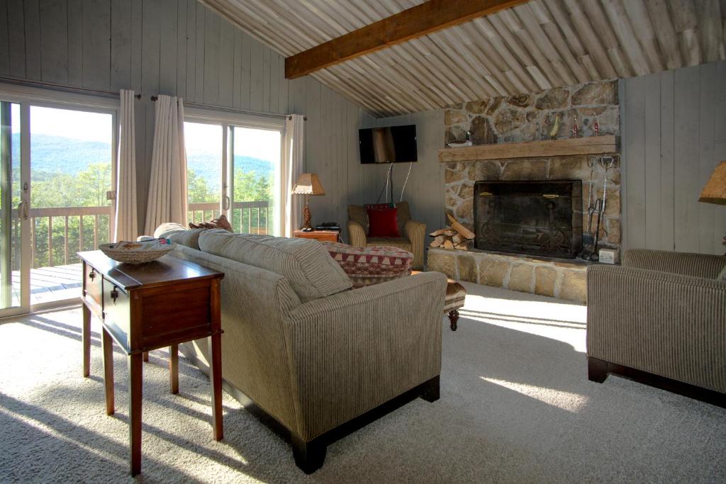 ein Wohnzimmer mit einem Sofa und einem Kamin in der Unterkunft Bear Hill Views in Ludlow