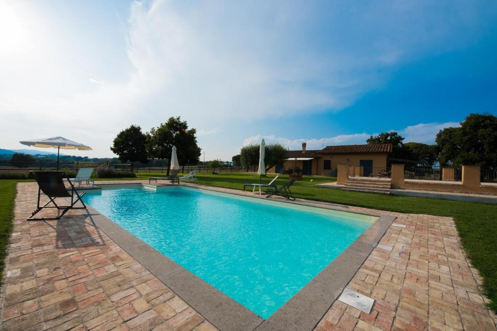 Bazén v ubytování AGRITURISMO LA GHIGA nebo v jeho okolí