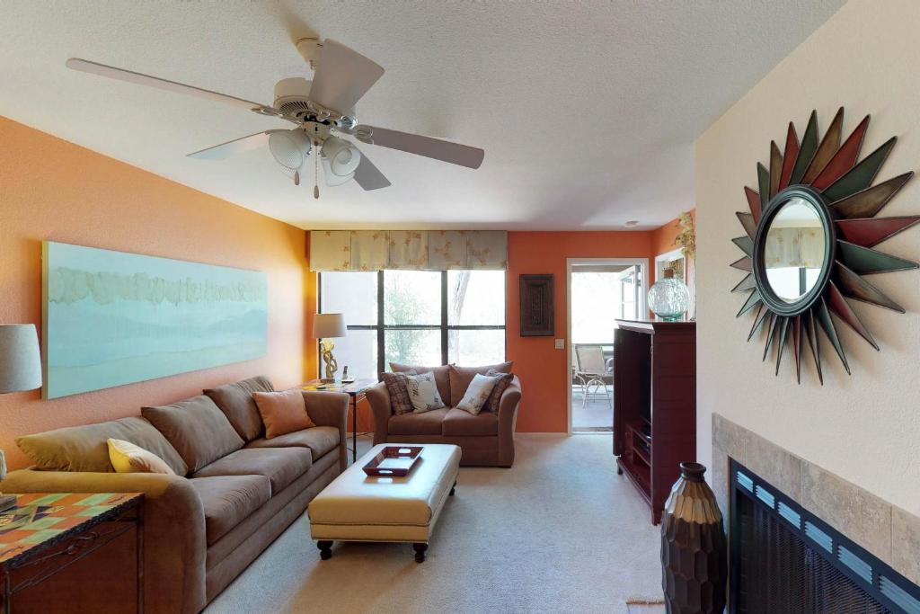ein Wohnzimmer mit einem Sofa und einem Deckenventilator in der Unterkunft Ventana Greens in Tucson