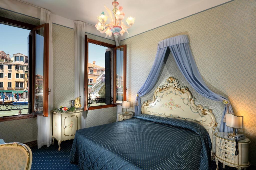Postel nebo postele na pokoji v ubytování Hotel Rialto