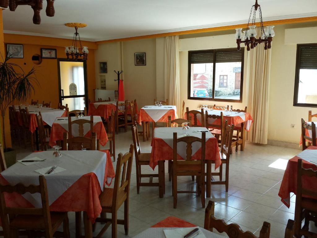 Reštaurácia alebo iné gastronomické zariadenie v ubytovaní Hostal Atila