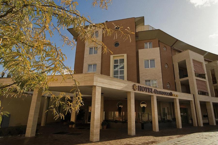 un edificio con un cartel en la parte delantera en Hotel Granducato, en Montelupo Fiorentino