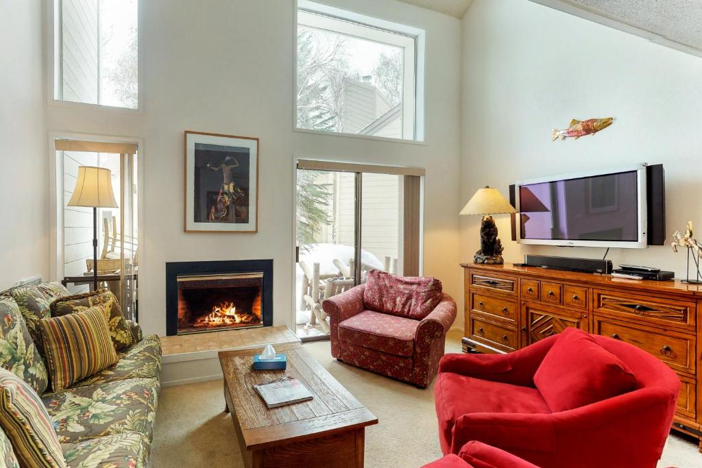 Il comprend un salon avec une cheminée et une télévision. dans l'établissement Indian Springs with a View, à Elkhorn Village