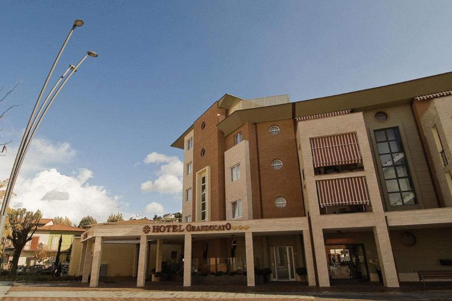 budynek z latarnią uliczną przed nim w obiekcie Hotel Granducato w mieście Montelupo Fiorentino