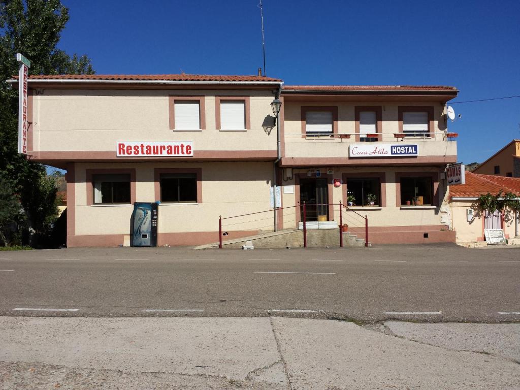 un edificio con un letrero para un restaurante en Hostal Atila, en Ricobayo