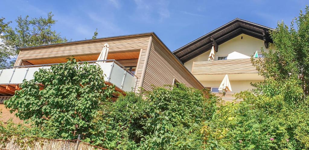 een groot huis met bomen ervoor bij Ferienhaus Mountain View in Spital am Pyhrn