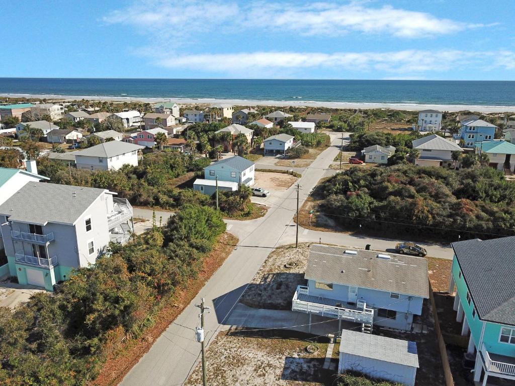 - une vue aérienne sur une petite ville avec l'océan dans l'établissement Playa Haus, à Butler Beach