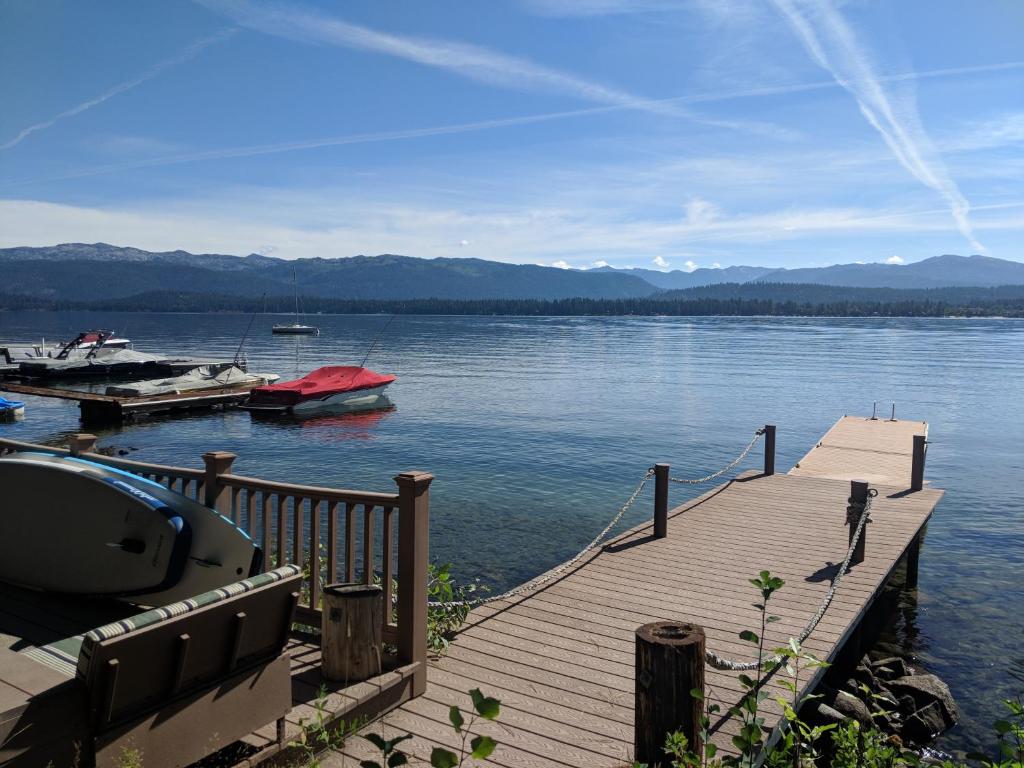 un muelle con un barco y un barco en el agua en Avery West Shore Cabin, en McCall
