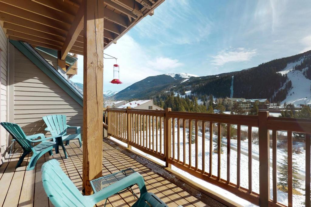 einen Balkon mit Stühlen und Bergblick in der Unterkunft Tenderfoot Lodge 2652 in Keystone