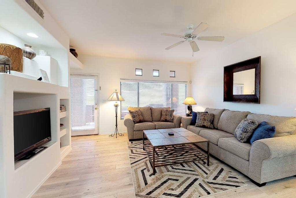 ein Wohnzimmer mit Sofa und Fernseher in der Unterkunft Vistoso Resort Casita #138 in Tortolita