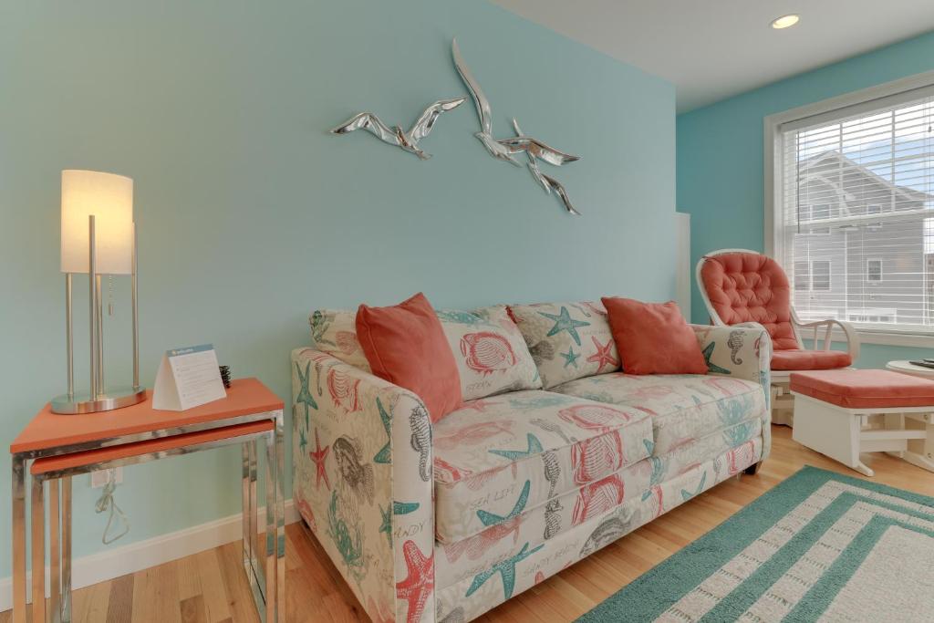 una sala de estar con un sofá y una silla en Post Road Charmer, en Moody