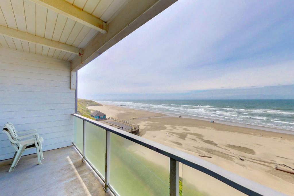 a balcony with a view of the beach at Nye Beach Lighthouse Vista in Newport