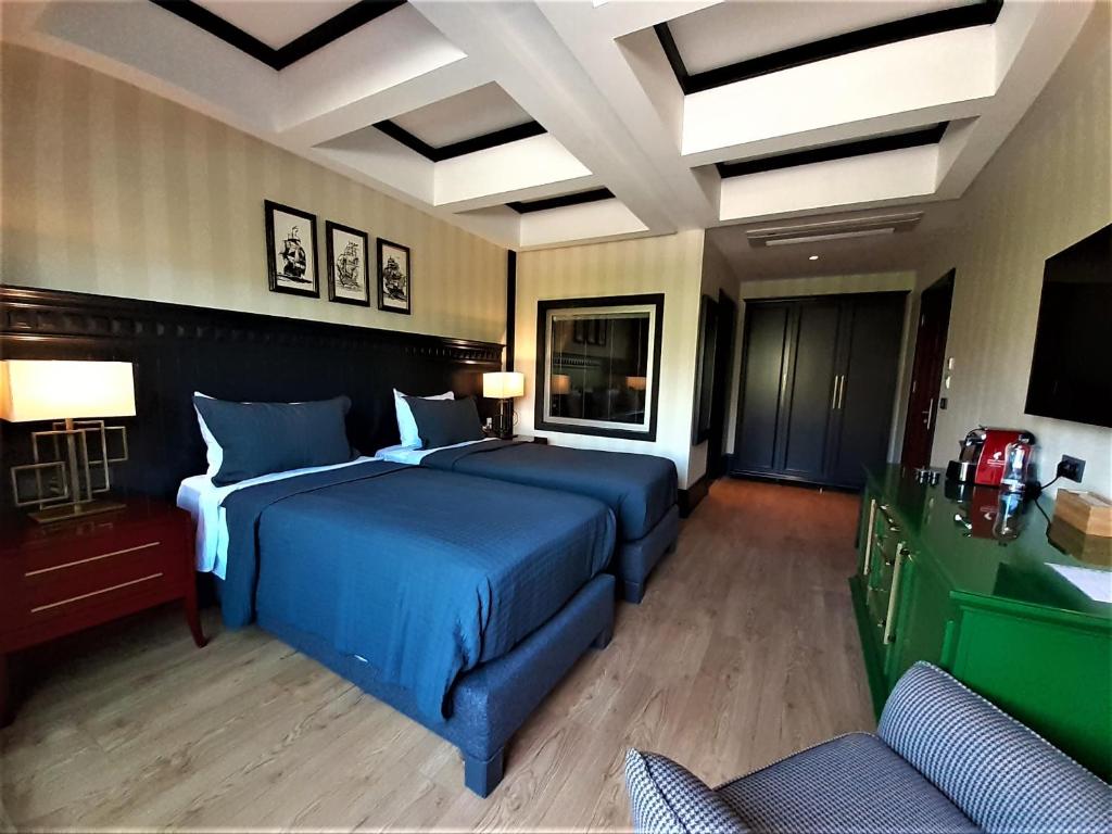 A bed or beds in a room at Hotel Marina Bay Göcek