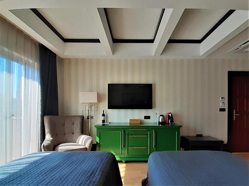 A television and/or entertainment centre at Hotel Marina Bay Göcek