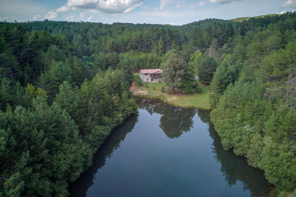 Vue aérienne d'une maison au milieu d'une rivière dans l'établissement Spirit of Toccoa, à McCaysville